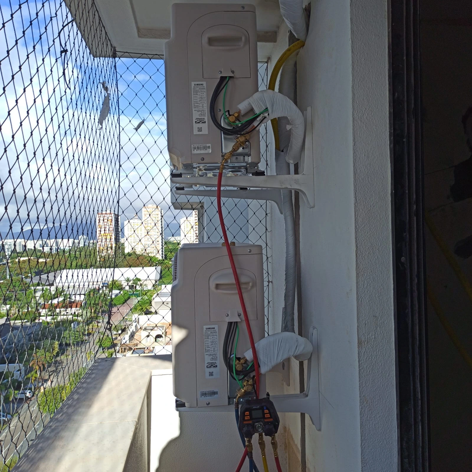 Instalação de ar condicionado multi-split em varanda de apartamento